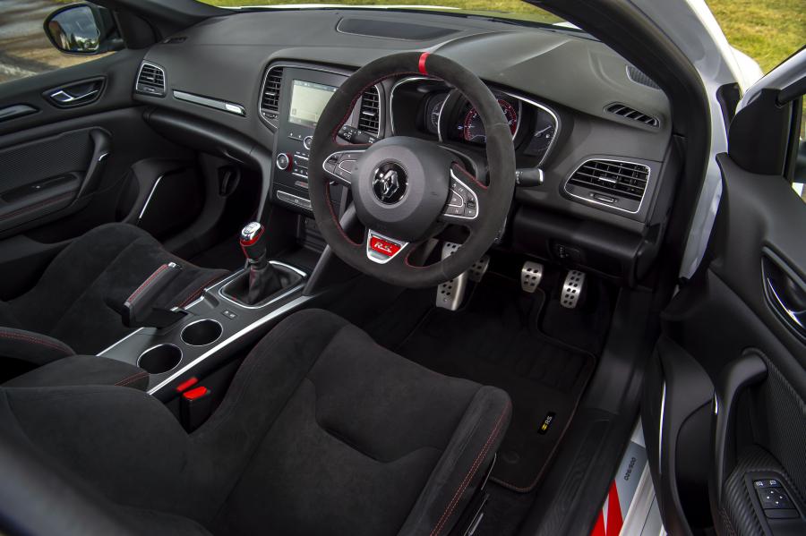Интерьер Renault Megane R.S. Trophy-R 2019 года  (UK) (фото 31 из 46)